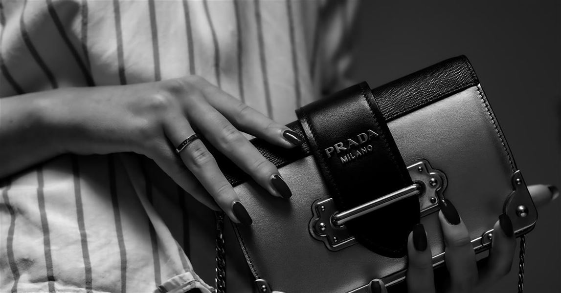 Prada tasche - ein symbol für Luxus und stil